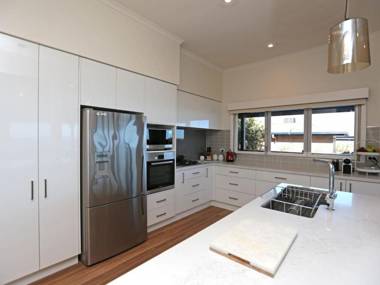 BAY VIEWS ON BROWNE - McCrae