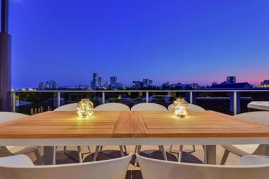 Luxury Darwin City Lights Jacuzzi Central Location Large House New Furnishings