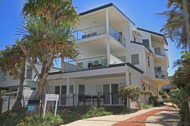 Unit 2 Beach Gallery 9 Andrew Street Point Arkwright 500 BOND LINEN SUPPLIED