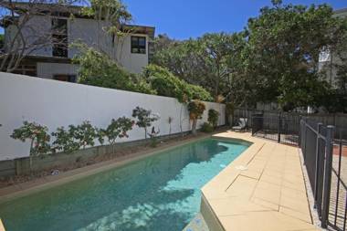 Unit 2 Beach Gallery 9 Andrew Street Point Arkwright 500 BOND LINEN SUPPLIED