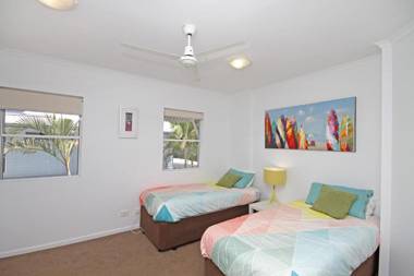 Unit 2 Beach Gallery 9 Andrew Street Point Arkwright 500 BOND LINEN SUPPLIED