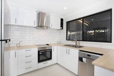 FABULOUS HOLIDAY HIDEAWAY - COOLUM BEACH