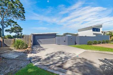 Stunning Modern 4BR House with Private Pool Roof Deck & Stunning Ocean Views