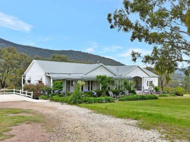 La Sila Homestead on Marrowbone - cutest cottage in the Hunter with killer views