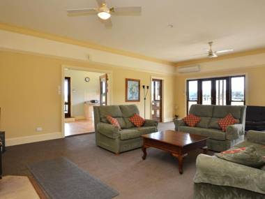 Grasmere Estate Homestead - hear the Lions roar from nearby Hunter Valley Zoo