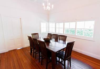 Pooles Rock and Cockfighters Ghost Vineyard Accommodation