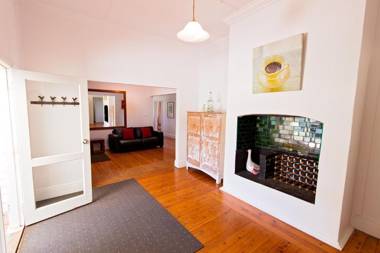 Pooles Rock and Cockfighters Ghost Vineyard Accommodation