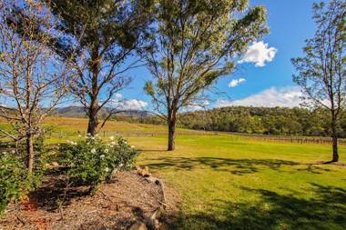 Pooles Rock and Cockfighters Ghost Vineyard Accommodation