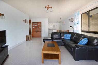 Lowanna Unit 10 24 Bulcock Beach Esplanade Bulcock Beach