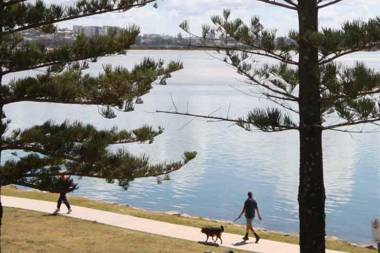 Eastbourne U4 80 Esplanade Golden Beach