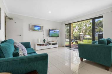 Golden Shores Unit 1 21 Landsborough Parade