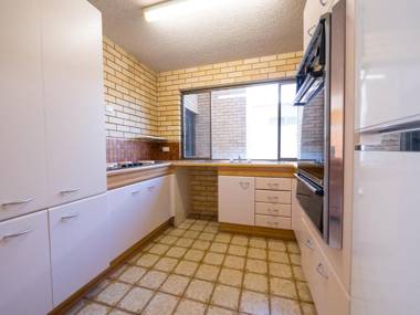 Golden Shores Unit 3 21 Landsborough Parade