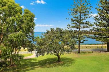 Golden Shores Unit 3 21 Landsborough Parade