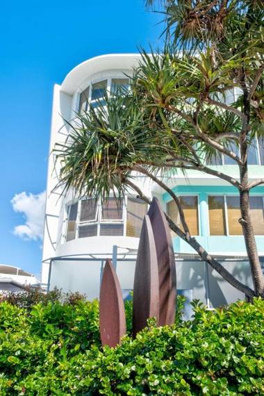 Top Floor Kings Beach Views - Private Rooftop Terrace With Spa Bath & Biggest Resort Pools