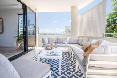 Live like a local in the heart of Moffat Beach - Walking distance to everything!