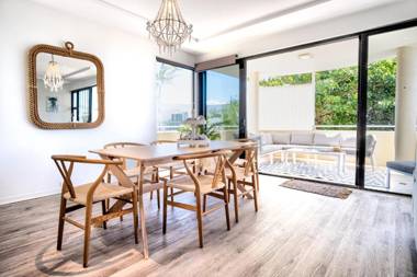 Live like a local in the heart of Moffat Beach - Walking distance to everything!