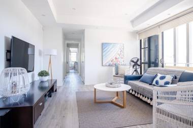 Live like a local in the heart of Moffat Beach - Walking distance to everything!