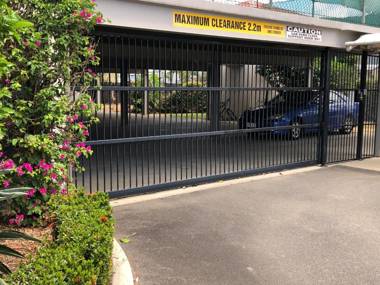 Cairns Reef Apartments & Motel