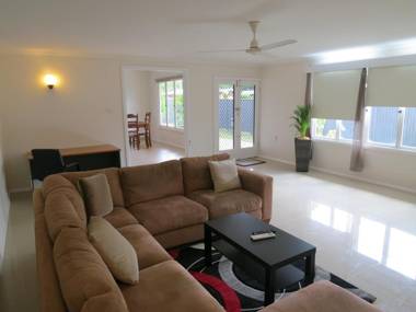 Edge Hill Clean & Green Cairns 7 Minutes from the Airport 7 Minutes to Cairns CBD & Reef Fleet Terminal