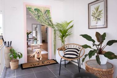 Tropicana Bungalow - Retro Dog friendly Getaway
