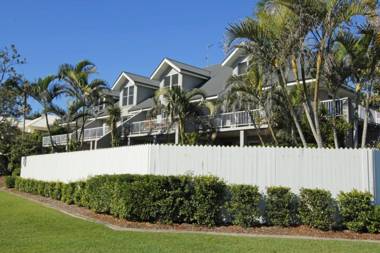 Byron Bay Accom Unit 3 34 Kendall Street - Three by the Sea