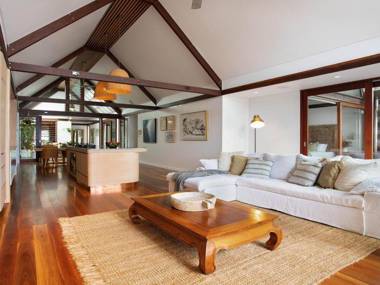 Your Luxury Escape - On The Bay - Stunning Beachfront Apartment