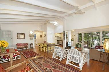 A SWEET ESCAPE - Aluna