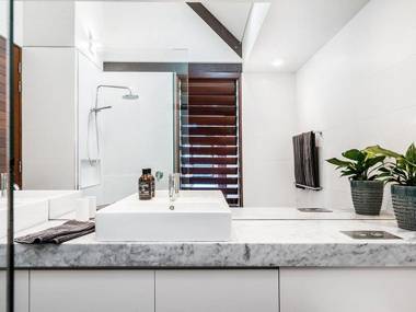 Your Luxury Escape - On The Bay 2