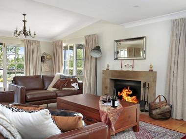 Duncraig House - open fireplace spa pet friendly