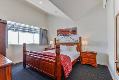 Burnett Riverside Hotel