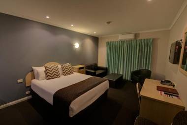 Charles Rasp Motor Inn & Cottages