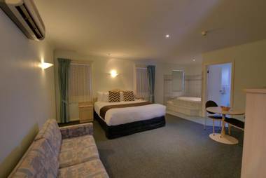 Charles Rasp Motor Inn & Cottages