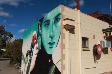 The Lodge Outback Motel