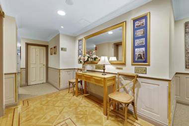 Manor Apartment Hotel