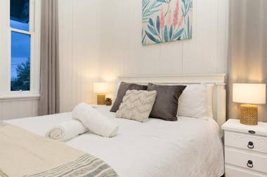 The Indooroopilly Queenslander - 4 Bedroom Family Home - Private Pool - Wifi - Netflix