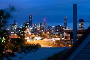 The Indooroopilly Queenslander - 4 Bedroom Family Home - Private Pool - Wifi - Netflix