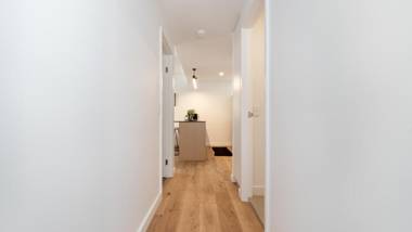 Resort Living 2 Bedroom with Pool Spa Gym & Parking