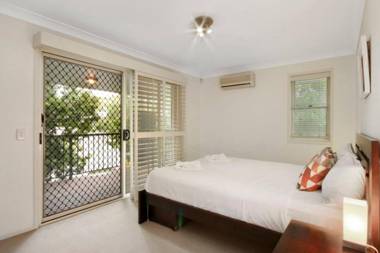 Spacious Inner South Townhouse Apartment Near to the CBD