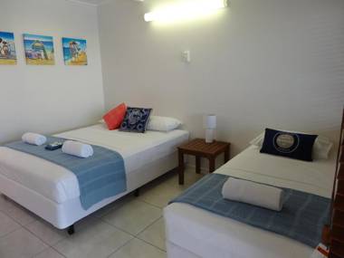 Shell Motel (Pearly Shell Motel)