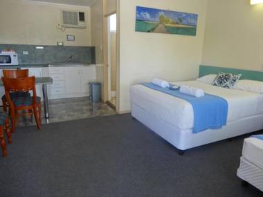 Shell Motel (Pearly Shell Motel)