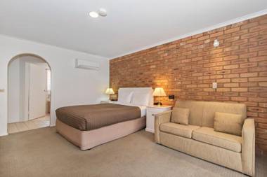 Golden Square Motor Inn