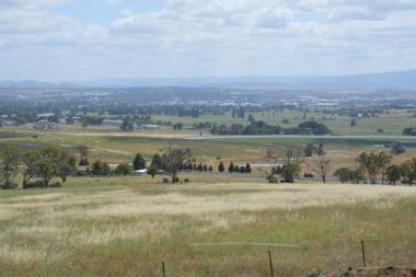 BATHURST GOLDFIELDS RESIDENCE on MOUNT PANORAMA