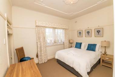 Hillside Cottage │ Comfy Spacious Walk to CBD & Stannies