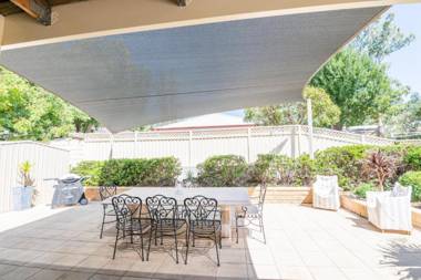Hillside Cottage │ Comfy Spacious Walk to CBD & Stannies