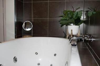 Oscars Hotel and Cafe Bar