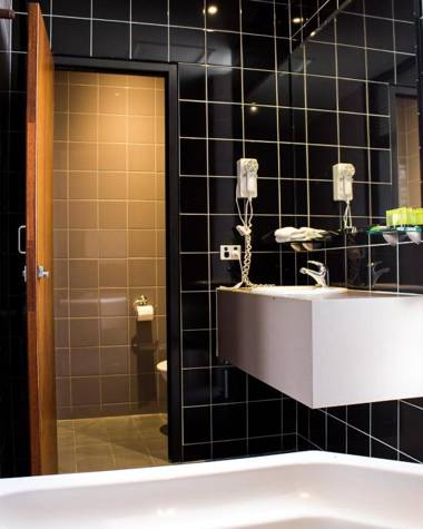 Highlander Hotel Bar Kitchen Rooftop