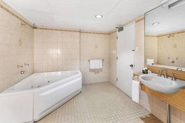 Comfort Hotel Adelaide Meridien