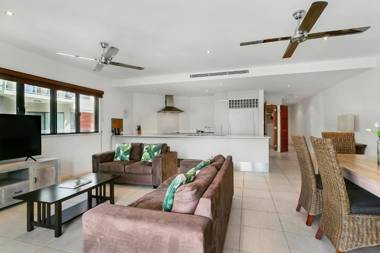 Beachfront Apartment with Ocean Views (4)