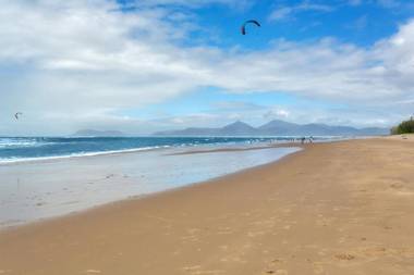 Beachfront Apartment with Ocean Views (4)