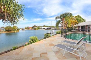April 19 - Four Bedroom Home on Canal with Pool Pontoon Aircon & Wifi!